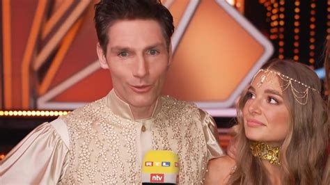 Gemeinsam mit profitänzerin renata lusin überzeugte er jury und publikum der. Let's Dance 2021: Profitänzer Christian Polanc ist ...