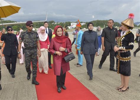 Permaisuri johor raja zarith sofiah sultan idris shah spoke out against netizens who criticised her daughter tunku tun aminah maimunah sultan ibrahim's dressing during her wedding ceremonies earlier this week. Permaisuri Johor Dan Rombongan Selamat Tiba Di Kota Kinabalu.