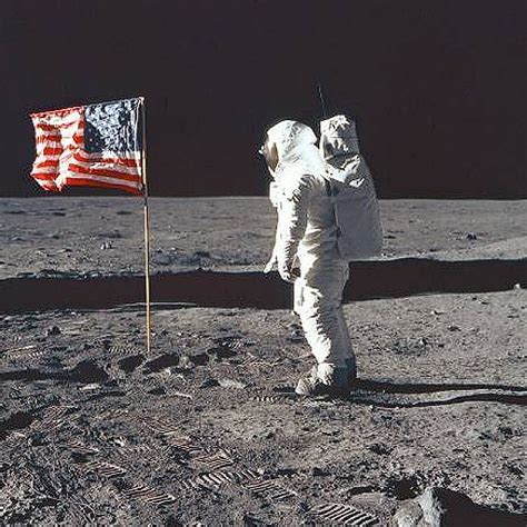 Фильм о жизни и карьере самого эксцентричного авангардного американского комика энди кауфмана. OrangeMercury: BREAKING!Neil Armstrong, 82, dies.1st Man ...