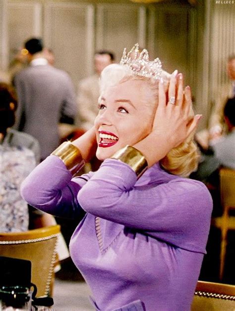 Howard hawks's 1953 musical gentlemen prefer blondes stars monroe and jane russell as friends who go to paris looking for mates. Getting into Costume: Starlet Accessories | Marilyn monroe, Actrices, Celebridades