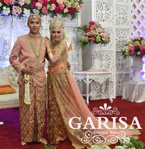 Memiliki gaun/kebaya pengantin model terbaru dan milik sendiri, termasuk aksesorisnya, alias tidak minjam dari sanggar / butik lain. Paket Rias Pengantin Jakarta Timur Murah - Garisa Wedding