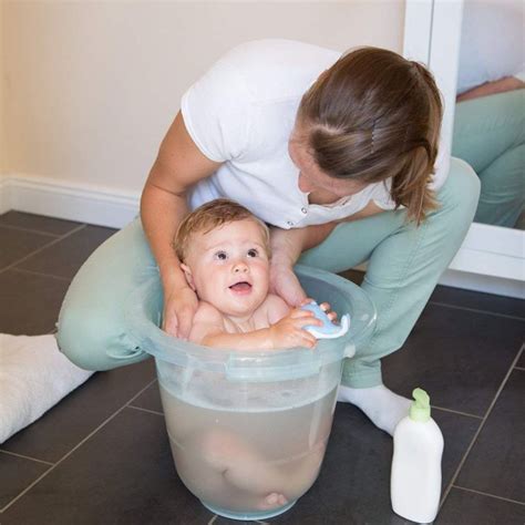 Das baby im eimer baden. Dein Baby richtig baden im Badeeimer! - Alles was Du ...