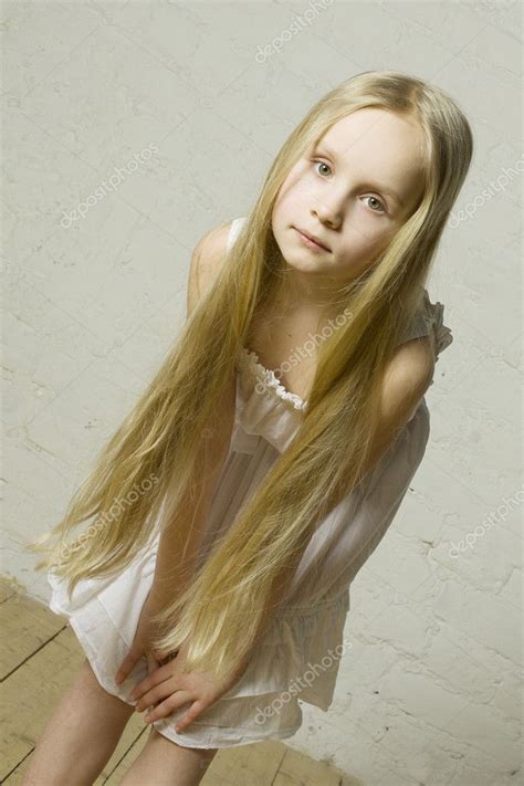 Get your layered hair feathered outwards and curl up the long side sweeps in the same way. Teen girl fashion model with long blond hair - natural beauty — Stock Photo © Artmim #5099030