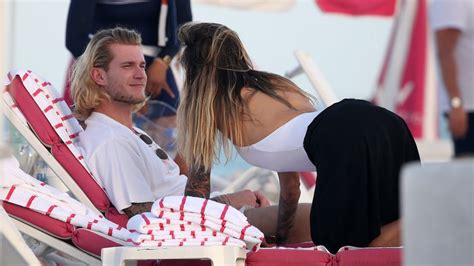 The girlfriend of liverpool goalie loris karius was angry when a vandal appeared to paint the word 'loser' on her. Quién es Sophia Thomalla, la mujer por la que Karius no va ...