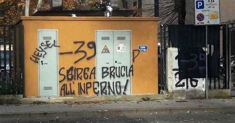 Swą piłkarską karierę rozpoczyna jako napastnik, dopiero w seniorskiej piłce zostaje przekwalifikowany na obrońcę. Fiorentina-Juventus, scritte infami contro i morti Heysel ...