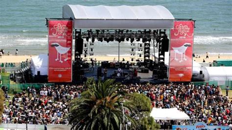 Aussi, se masturber permet de mieux connaître son corps, de mieux connaître les caresses qui nous font du bien ou celles qui nous font rien. Il se masturbe sur le dos d'une femme pendant un festival ...