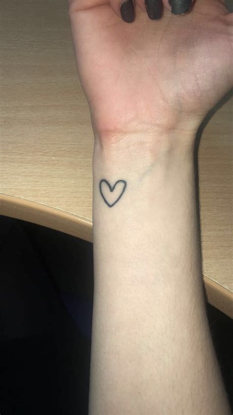 A tattoo that wraps around like a bracelet. Cute heart wrist tattoo 🖤 (With images) | Tattoos, Heart ...