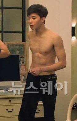 n샷 박서준, 수영장 탄탄 근육…여심 강탈. '초콜릿 복근' 화제 모으는 배우 박서준은 누구? - 뉴스웨이