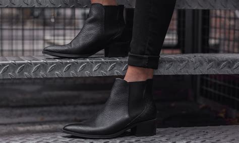 Chelsea boots zijn casual, maar daarbij uitermate geschikt onder een klassieke outfit. Outfit rote Lederjacke schwarze Skinnyjeans Hut Chelsea ...