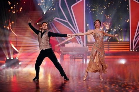 Sie und ihr tanzpartner erich klann erhielten am freitagabend die wenigsten punkte. Let's Dance : 'Let's Dance' Netflix Review: Stream It or ...