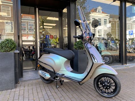 Vespa scooters are known for their distinct design comprised of painted steel unibody, complete cowling for the engine, a flat floorboard, and prominent front fairing. Vespa Sprint Specialpaint Opaco Aqua Chameleon - Perry ...