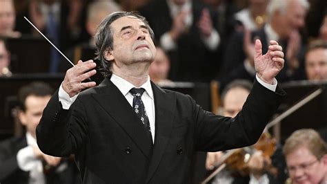 Un legame che si rinnova. Riccardo Muti chi è | Maestro d'Orchestra | Carriera | Carrà