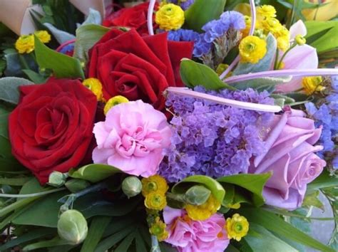 La composizione è interamente realizzata da fiori bianchi, simbolo di purezza e di candore. Il mazzo di fiori giusto per ogni occasione: come ...