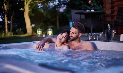 Do bear in mind that some properties only welcome 1 night bookings outside of peak periods, it is usually worth asking in any case though at other times of year as a lot can depend on whether the property is already booked. Find your Hot Tub holiday - Hoseasons