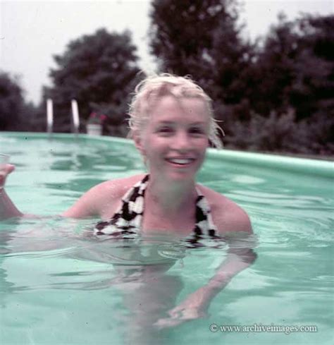 Marilyn monroe), урождённая но́рма джин мо́ртенсон (англ. Swimming Pool Gallery