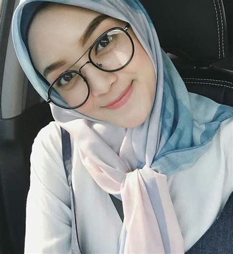 Model dan bentuk kacamata yang cocok untuk anda berwajah bulat dan berhijab. Konsep 16+ Gambar Wanita Berhijab Pake Kacamata, Foto Wanita