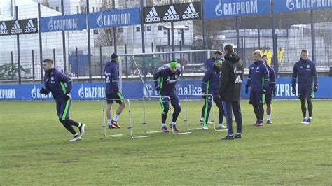 Bei seiner offiziellen vorstellung erklärt domenico tedesco, wie er den verein aus der tristesse führen will. FC Schalke 04 Training 15.01.2017 - YouTube