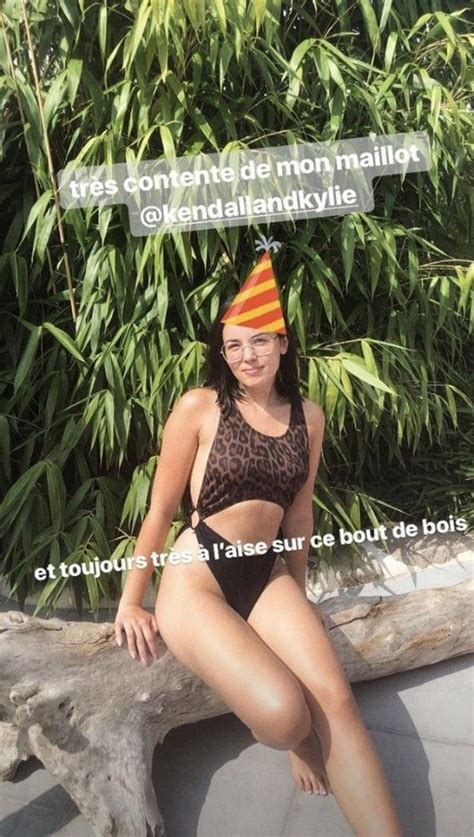 Critiquée par un internaute, la protégée de cyril hanouna a été secourue par au début du mois de juillet, kelly vedovelli s'était attirée les foudres de la toile car elle portait un maillot de bain pour déjeuner en ville. Agathe Auproux s'affiche dans un bikini très osé...