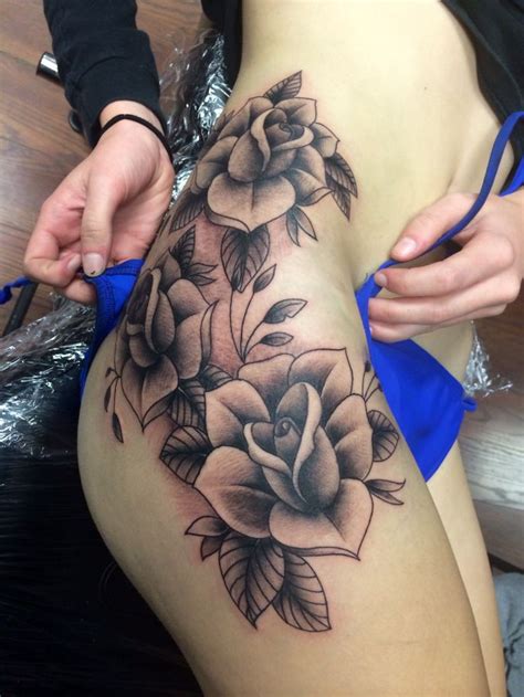 It's a bright and beautiful design. Amazing black-and-white rose flowers tattoo on thigh ...