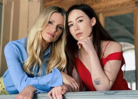 Aurora ramazzotti e michelle hunziker hanno girato un video formato famiglia, per alleggerire il peso della «reclusione» e raccontare l'ossessione di molti. Michelle Hunziker, Aurora Ramazzotti: «Avevo 14 anni e ...