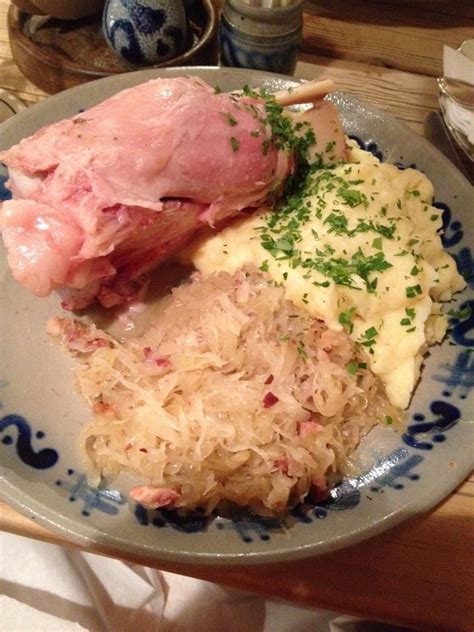 Brauhaus in der südlichen kölner altstadt. Sieht nicht lecker aus? Isses aber! Hämchen mit Sauerkraut ...