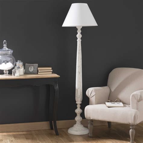 Codes promo, ventes flash, livraison offerte, trouvez le produit de vos rêves à prix réduit ! Lampadaire en bois blanc Emmeline | Maisons du Monde