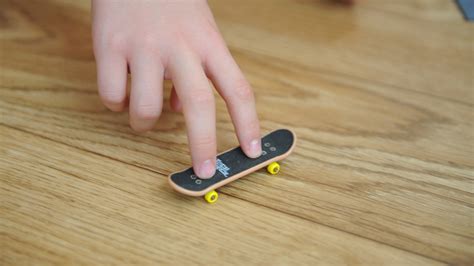 She was kind enough to expose my thimbles there has been an honor and a pleasure to see them there. How to Ollie on a Tech Deck Using Three Fingers: 6 Steps