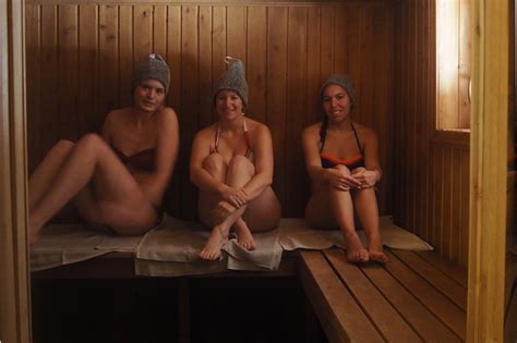 Jeune fille de fitness cours nue sur son tapis de course ; J'ai testé : le rituel du sauna en Lettonie | Je Papote ...