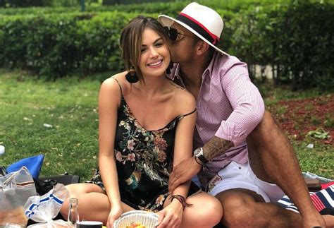 A través de sus cuentas de instagram, con emoticones y caras de enamorados, la pareja sembró dudas sobre un posible noviazgo. Sara Uribe reveló por qué quitó los comentarios en las ...