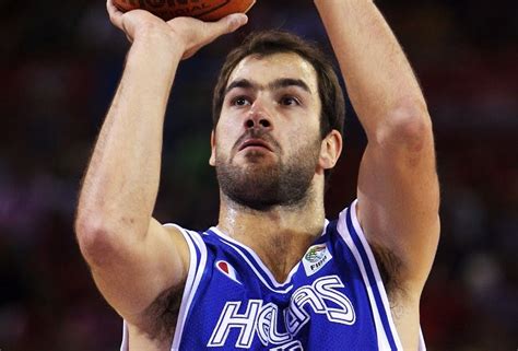 Ad oaka il quarto atto della grande sfida tra le due big del campionato greco ha regalato grande dopo 50 minuti, una tripla di spanoulis gela oaka e regala vittoria e titolo all'olympiacos, chiudendo. I Feel Devotion: Vassilis Spanoulis