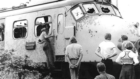 De punt.de treinkaping bij de punt begon op 23 mei 1977, eindigde op 11 juni 1977 en was het resultaat van de door de nederlandse regering aan de k. Mariniers De Punt schoten om te doden, zeggen collega's ...