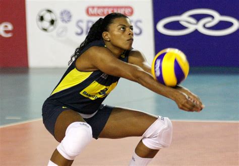 Após voltar à seleção no jogo passado, depois de uma cirurgia na mão, a ponteira natália. Universo do Vôlei: (SELEÇÃO FEMININA) Fernanda Garay segue ...