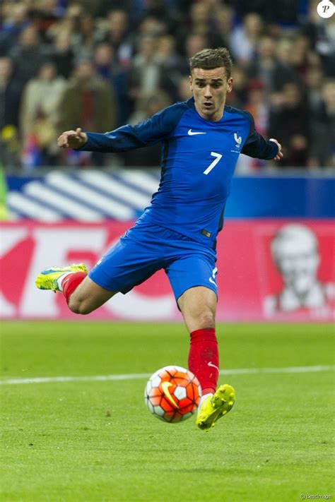He plays as a forward for the spanish club atletico madrid. Antoine Griezmann - Match de football France - Russie au ...