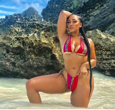 Dari mulai gosip, fakta menarik. Reality star, Natalie Nunn puts her massive backside on ...