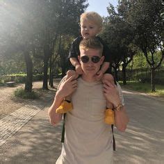 Het tweede zoontje luistert naar de naam rome. Kevin, Michele en Mason Milian. | Kevin De Bruyne ...