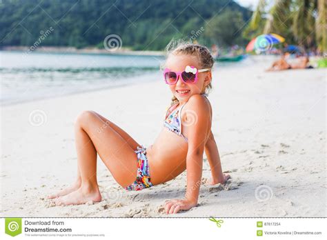 Lesbea young lez with cute amateur. Petite Fille Mignonne Dans Les Lunettes De Soleil Et Un ...