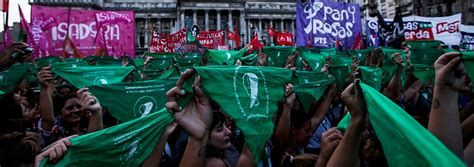Las jóvenes argentinas lideran en las calles la lucha a favor del aborto. Argentina: Más mujeres acceden al aborto legal y seguro en ...