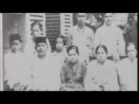 Mahathir dilahirkan pada hari jumaat tanggal 20 disember 1925. Tun Dr Mahathir Mohamad - Biography - YouTube