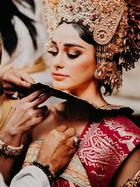 Nora alexandra dampingi sang suami, jerinx di mapolda bali. FOTO: Momen Nora Alexandra Jalani Prosesi Potong Gigi ...