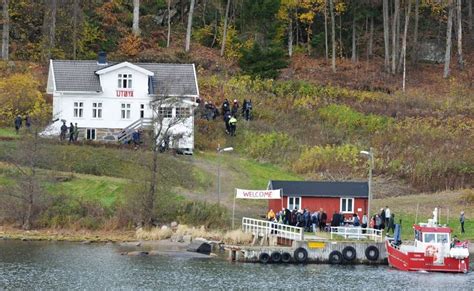 Juli førte til at auf og ofrene har måttet stå mye alene i denne kampen. Øyene - Amerikansk Utøya-film markedsføres med bilde fra Håøya