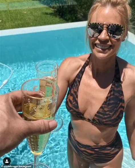 Ved spørsmål kan dere ringe oss på tlf: Sonia Kruger, 54, flaunts her toned bikini body as the ...