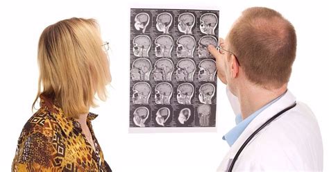 A esclerose múltipla é uma doença autoimune em que o sistema imunológico ataca a bainha de mielina, que é uma estrutura protetora que reveste os neurônios. Esclerose múltipla não tem cura, mas tratamento ajuda a ...