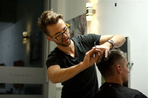 He looked at the friseur with a painful feeling, hoping every moment that the tower of curls would be complete. Christian Schneider Haardesign | Friseur Dresden