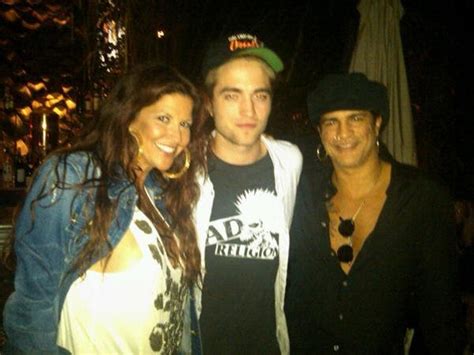 Cudmore zegt dat hij een beetje moeite had met opgroeien. Nova foto do Rob com Slash e sua esposa durante o TCA ...