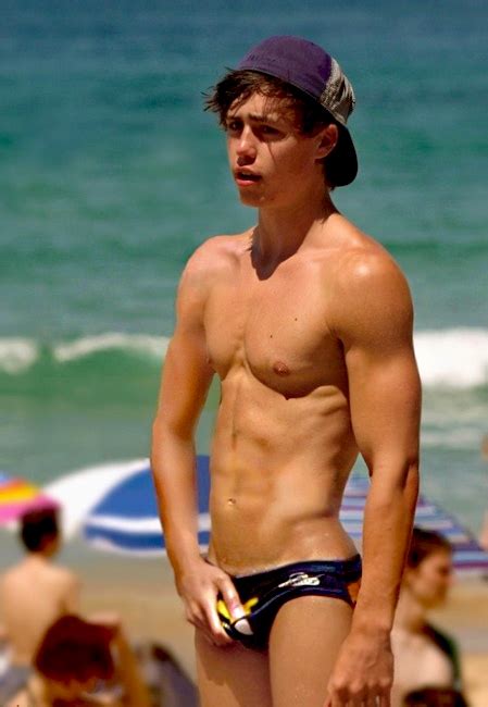 Speedo guy returned, and the bikini girls are still waiting for him. +HOMENS: SEGURANDO O PACOTE II - BULGE GRAB - AGARRANDO EL ...