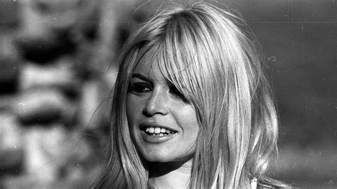 Other photos include one of pamela anderson in 1993, cosying up to dan akroyd. Brigitte Bardot: So umstritten lebt die erotische Film ...