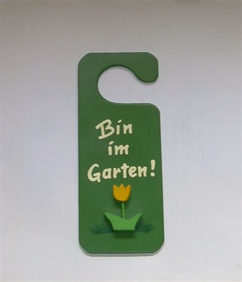 Boden unter den füßen finden, und zwar einen, den ich persönlich dorthin geschaufelt habe.« weltreisende sucht ort zum… Tueranhaenger "Bin im Garten" - Türschilder