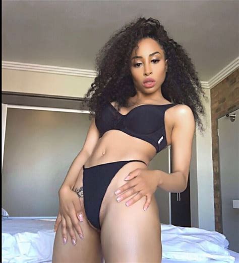 Khanyisile mbau known professionally as khanyi mbau is beautiful south african television host, actress and radio personality. Khanyi Mbau Breaks Internet With A Thirst Trap Image » uBeToo
