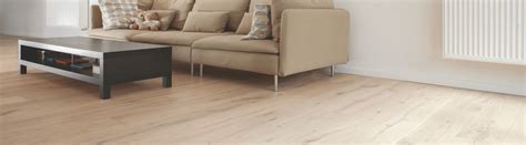 L'huile favorise l'aspect naturel du parquet, mais nécessite un entretien régulier (tous les ans ou 4 ans selon la fréquentation des pièces). Quelle finition pour son parquet : ciré, verni ou huilé ...