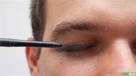 Come Applicare l'Eyeliner (Per Uomo): 6 Passaggi